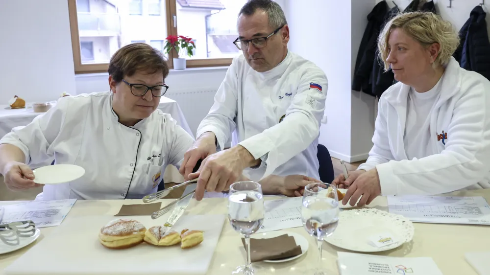 Strokovna komisija v sestavi (z leve) Alenka Kodele, Tomaž Vozelj in Ur&scaron;ka Strnad je imela pri ocenjevanju polne roke in usta dela.&nbsp;&nbsp;