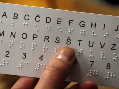 Center IRIS je v lanskem &scaron;olskem letu prilagodil deset učbenikov, ZDSSS pa je pretvoril &scaron;tirideset učbenikov. Veliko težav jim pri pretvarjanju in prilagajanju gradiv povzroča to, da jih lahko učitelji v skladu s predpisi svobodno izbirajo, njihova vsebina pa se tudi pogosto spreminja.&nbsp;