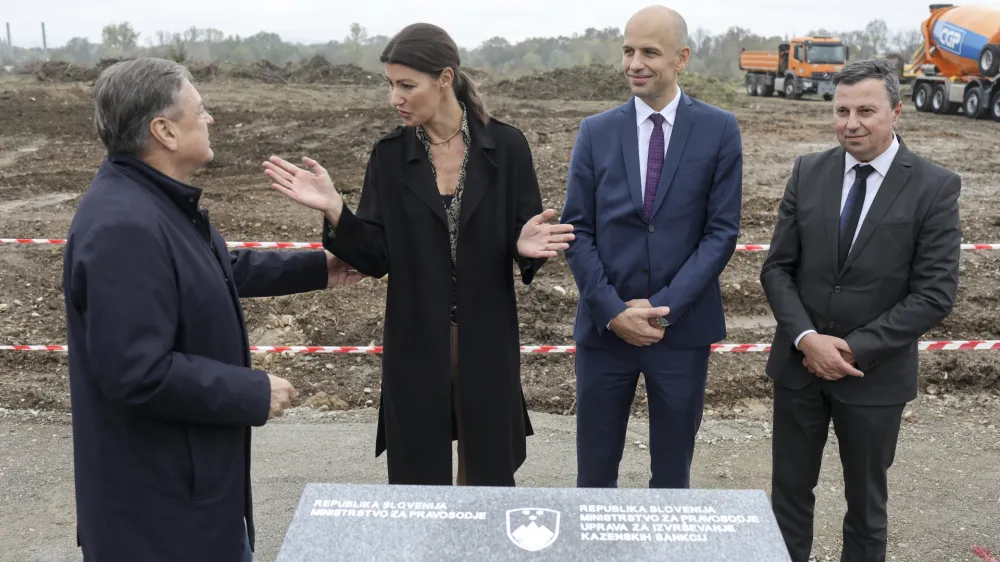 Ministrica za pravosodje trdi, da zaradi posvečanja gradnji dobrunjskega zapora ni bila pozorna na druge obveznosti. Po drugi strani na ministrstvu trdijo, da je za nepravilnosti pri gradnji izvedela &scaron;ele pred &scaron;tirinajstimi dnevi.