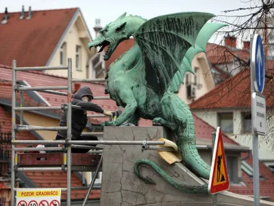 Či&scaron;čenje bakrenih skulptur zmajev izvaja oddelek za kamen in &scaron;tukaturo restavratorskega centra ZVKDS.