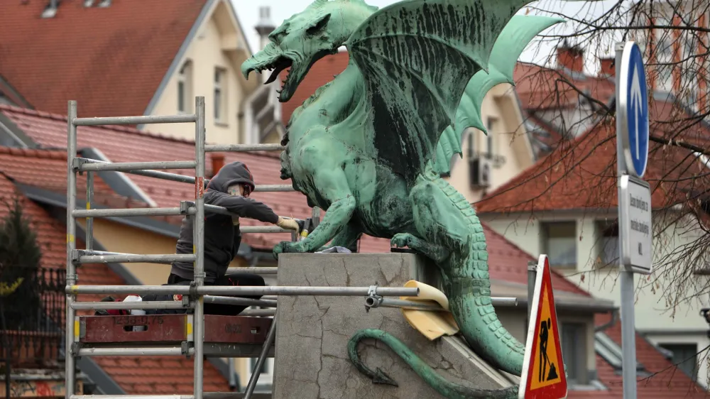 Či&scaron;čenje bakrenih skulptur zmajev izvaja oddelek za kamen in &scaron;tukaturo restavratorskega centra ZVKDS.