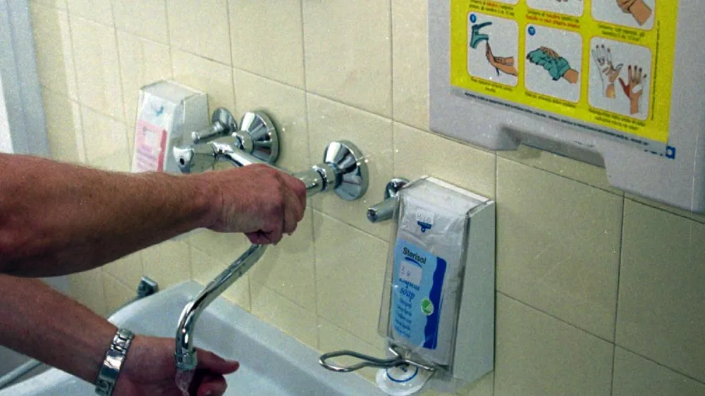 Med ukrepi, ki zmanj&scaron;ajo možnost okužbe dihal, na NIJZ in v osnovnem zdravstvu priporočajo tudi redno umivanje rok.