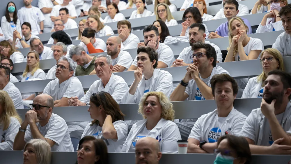  - 09.01.2024 &ndash; opozorilna stavka zdravnikov in zobozdravnikov - zdravniki in zobozdravniki zaradi neuresničenih zavez vlade iz že sklenjenih sporazumov opozorilno stavkali. protest //FOTO: Nik Erik Neubauer 