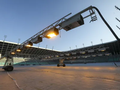 Medtem ko javni zavod &Scaron;port Ljubljana i&scaron;če izvajalca za prenovo zelenice na nogometnem stadionu v Stožicah, rast trave spodbujajo s pomočjo posebnih luči.&nbsp;