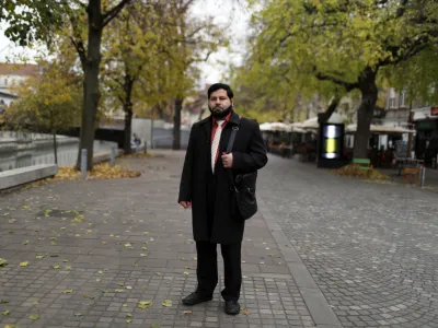 Mohamed Alzoubi je v Slovenijo prispel leta 2014 in takoj zaprosil za azil. Odobrili so mu začasni azil za tri leta. Ko je zaprosil za podalj&scaron;anje mednarodne za&scaron;čite, so mu pro&scaron;njo z nejasnimi argumenti zavrnili.&nbsp;