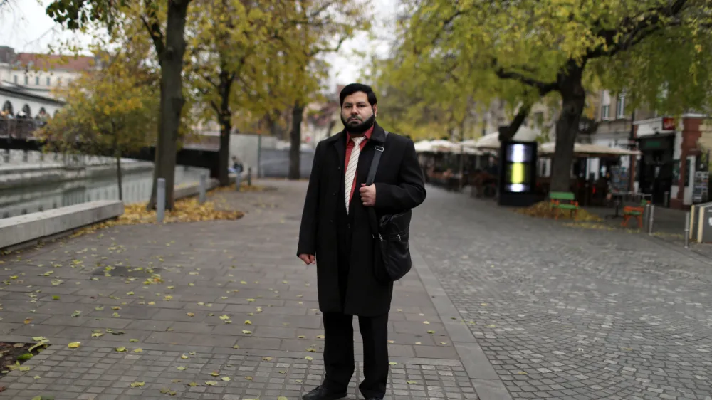 Mohamed Alzoubi je v Slovenijo prispel leta 2014 in takoj zaprosil za azil. Odobrili so mu začasni azil za tri leta. Ko je zaprosil za podalj&scaron;anje mednarodne za&scaron;čite, so mu pro&scaron;njo z nejasnimi argumenti zavrnili.&nbsp;