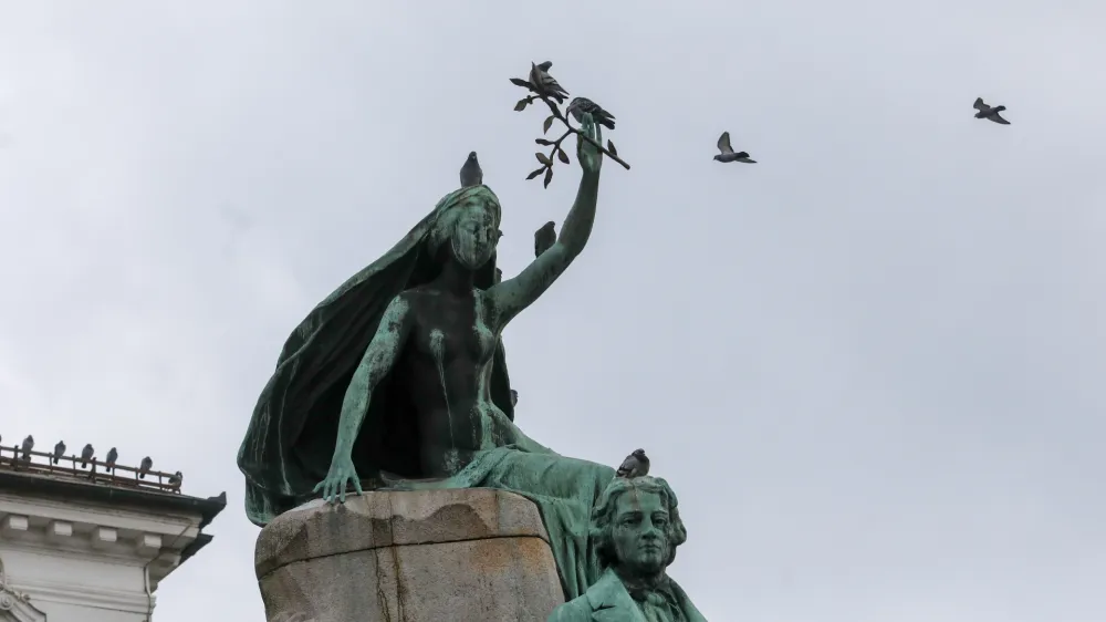 Pre&scaron;ernov spomenik8.2.2023 - slovenski kulturni praznik, 8. februar,Osrednji dogodek, 37. recital Pre&scaron;ernove poezije na Pre&scaron;ernovem trgu Foto: Luka Cjuha