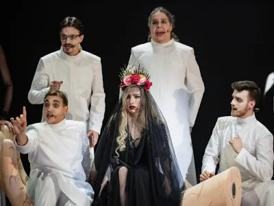 Glasbena gostja v predstavi bo Sara Bri&scaron;ki Cirman, ki bo pela nocoj na predpremieri.&nbsp;