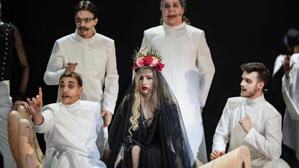 Glasbena gostja v predstavi bo Sara Bri&scaron;ki Cirman, ki bo pela nocoj na predpremieri.&nbsp;