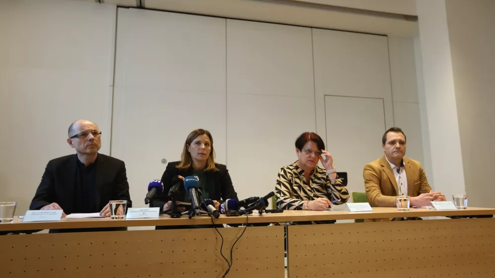 Kako je pri&scaron;lo do zamenjave, so na novinarski konferenci pojasnjevali (od leve) predstojnik In&scaron;tituta za patologijo Jože Pižem, direktorica Medicinskega centra Barsos Ur&scaron;a Murn, strokovna direktorica Onkolo&scaron;kega in&scaron;tituta Irena Oblak in predstojnik sektorja operativnih dejavnosti na Onkolo&scaron;kem in&scaron;titutu Ga&scaron;per Pilko.&nbsp;Foto: Luka Cjuha