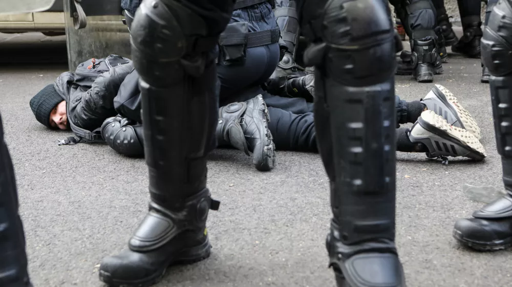 ﻿- policisti ukrepali in proti več ljudem uporabili prisilna sredstva, med drugim tudi solzivec- zavarovano območje ROG zaradi upora rogovcev, ker naj bi občina začela z gradbenimi deli  - 19.01.2021 &ndash; ROG - kompleks nekdanje tovarne koles, kjer že več let živijo in ustvarjajo pripadniki avtonomne skupnost - ljubljanska občina začela z gradbenimi deli &ndash; evikcija stanovalcev in obiskovalcev - ru&scaron;enje nekdanje tovarne, Trubarjeva 72 v Ljubljani &ndash;  //FOTO: LUKA CJUHA