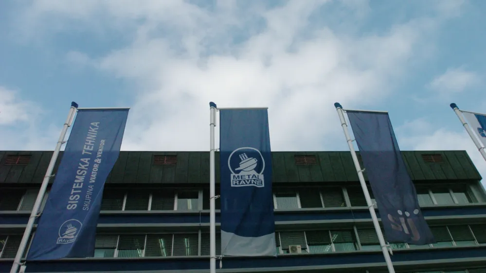 poslovna stavba - uprava - Železarna Metal Ravne d.o.o., jeklarsko podjetje v skupini SIJ - Slovenska industrija jekla, d. d, Ravne na Koro&scaron;kem, Koro&scaron;ka, //FOTO: Luka Cjuha<br><br>OPOMBA: ZA OBJAVO V ČASOPISU DNEVNIK