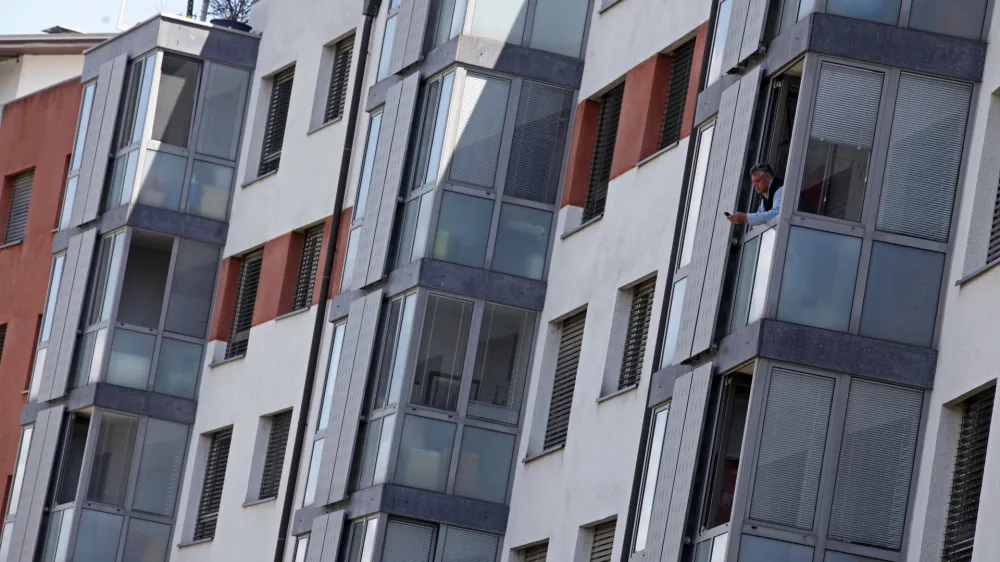 Tako na ministrstvu kot na skladih ocenjujejo, da dvig neprofitnih najemnin ne bo bistveno vplival na plačilno sposobnost. Socialno &scaron;ibkej&scaron;i pa bodo &scaron;e naprej upravičeni do subvencije najemnine. Na fotografiji stanovanjska soseska Nove Poljane
v Ljubljani. Foto: Luka Cjuha&nbsp;