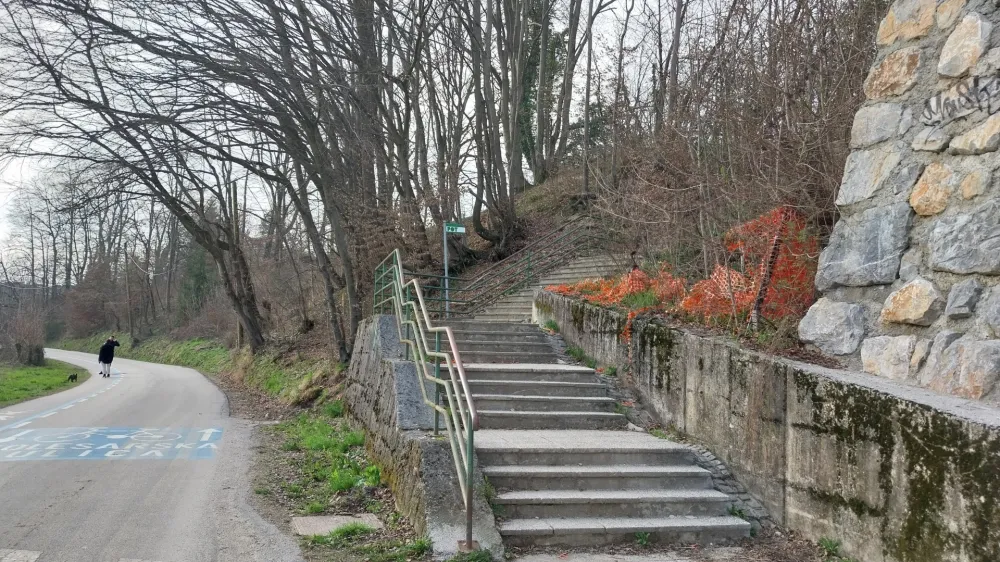 Stopnice na Poti spominov in tovari&scaron;tva - PST - Grba - Cesta na Vrhovce