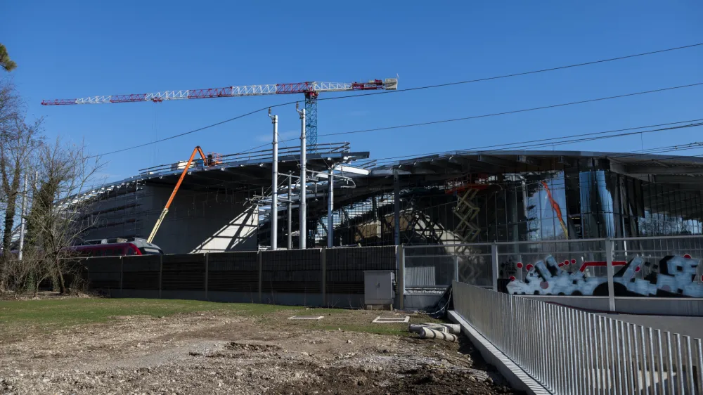 Sončna elektrarna na strehi kopali&scaron;ča Ilirija bo največja izmed 51 sončnih elektrarn, ki jih bodo koncesionarji vzpostavili na objektih v lasti Mestne občine Ljubljana.&nbsp;