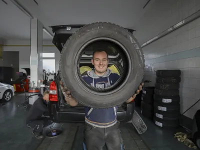 menjava zimskih gum. Vulkanizer Travnik - 09.11.2023 &ndash; Vulkanizerstvo - sezonska menjava pnevmatik - //FOTO: Luka Cjuha