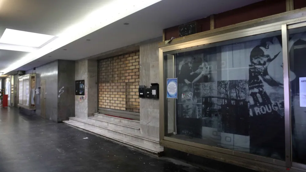 O že lani napovedani prenovi pred zapu&scaron;čeno Komuno priča le obvestilo.&nbsp;