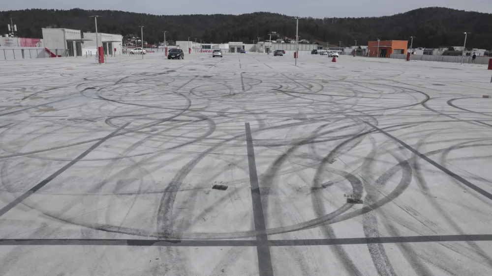 - 04.03.2024 - sledovi gum, driftanja na strehi garaže Supernove in Leclerca //FOTO: Jaka Gasar