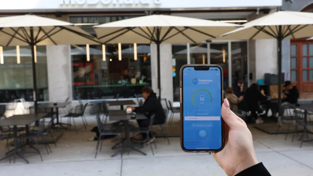 Luka Mesec je v začetku leta 2023 dejal: &raquo;Kos pice ni polnovredni obrok in ni kosilo.&laquo; S tem je napovedal prenovo zakonodaje, s katero bi dvignili subvencijo za &scaron;tudentske bone in prenovili merila za &scaron;tudentsko prehrano ter poostrili nadzor nad kakovostjo ponudbe. Več kot leto kasneje sprememb ni opaziti. Foto: Jaka Gasar&nbsp;