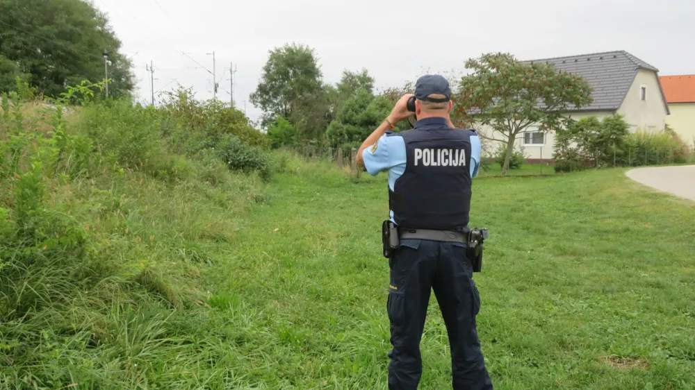 Migranti največkrat pridejo v Rigonce po progi ali pa kar po cesti čez nekdanji mejni prehod. F Dragana Stanković