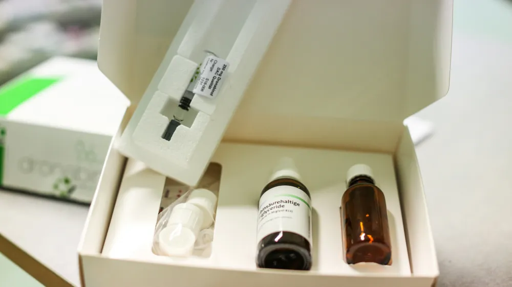 Dronabinol- CBD konopljino olje - kanabidiol - industrijska konoplja -  - 11.08.2017 &ndash; Lekarna OI - Onkolo&scaron;ki in&scaron;titut Ljubljana - uporaba industrijske konoplje v medicinske namene - sintetična zdravila onkolo&scaron;ki bolniki dobijo na samem in&scaron;titutu in v lekarnah  //FOTO: Bojan Velikonja