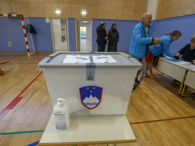 - voli&scaron;če - <br><br>- 27.11.2022 &ndash; Referendumi 2022 &ndash; glasovanje o treh zakonodajnih referendumih, in sicer o&nbsp;noveli Zakona o vladi, noveli Zakona o dolgotrajni oskrbi in noveli Zakona o Radioteleviziji Slovenija&nbsp;<br><br>&nbsp;<br><br>//FOTO: Luka Cjuha