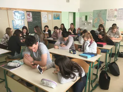 Uporaba mobilnega telefona med poukom, simbolična fotografija, posneta v Ekonomski gimnaziji in srednji &scaron;oli Radovljica