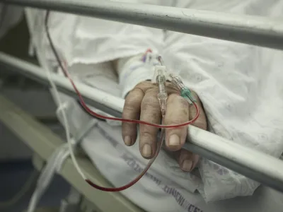 - simbolična fotografija - zdravstvo - pacient - bolezen - starost -  - 04.06.2015 - Univerzitetni klinični center v Ljubljani - Internistična prva pomoč (IPP), specialistična služba, del Urgentnega bloka Univerzitetnega kliničnega centra v Ljubljani - Urgentni blok UKC - urgenca -  ///FOTO: Luka Cjuha.