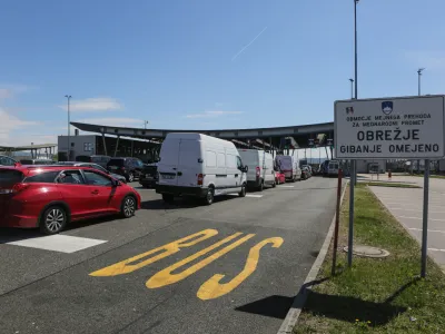- kolone vozil pri vstopu in izstopu iz države - prometni zastoj -  - 07.04.2017 - Mejni prehod Obrežje - Bregana, slovensko - hrva&scaron;ka meja, obmejna policija je začela izvajati sistematičen nadzor vseh potnikov, tako članic EU kot tretjih držav --    //FOTO: Luka Cjuha