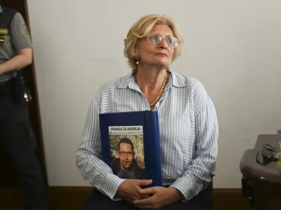 Lidija Giuliatti Bajželj na predobravnavnem naroku s fotografijo svojega pokojnega sina&nbsp;