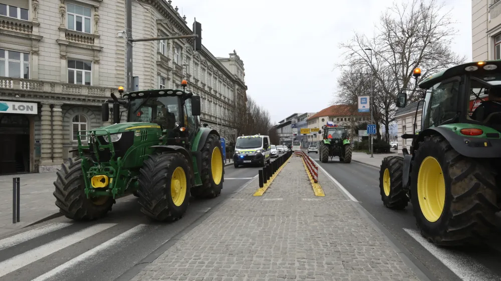 - 22.02.2024 &ndash; Celje &ndash; opozorilni protest kmetov - kmetje na protestu znova opozarjali na stanje v kmetijstvu. //FOTO: Luka Cjuha