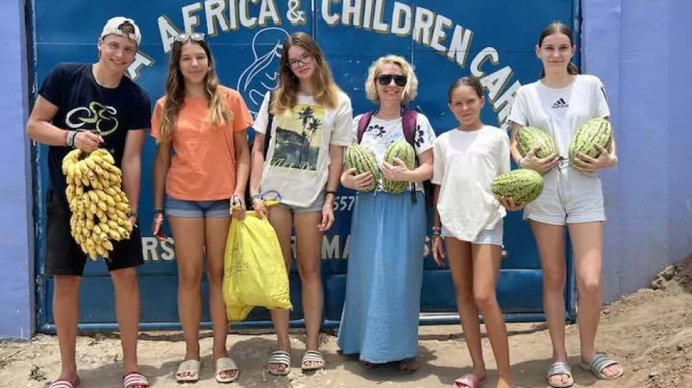 Učenci devetega razreda Osnovne &scaron;ole Lila Ljubljana so skupaj z mentorico Tino Rutar Leban odpotovali na Zanzibar, v siroti&scaron;nico Mama Africa v Nungwiju.
&nbsp;