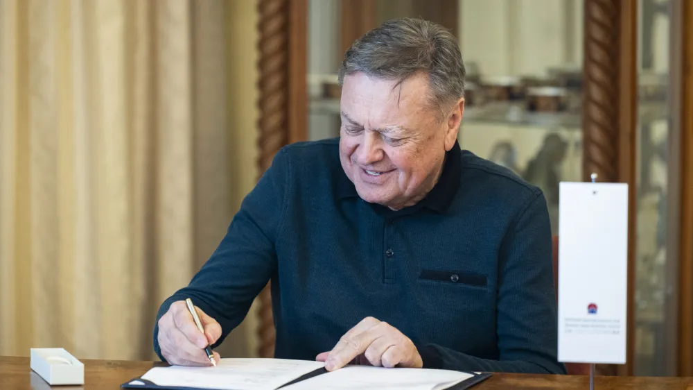 Ljubljana, Vila Podroznik.<br>Podpis konzorcijske pogodbe za vzpostavitev ekosistema vodika iz nizko-ogljicnih virov: Druzba 5.0 - Prihodnost z vodikom.<br>Ljubljanski zupan Zoran Jankovic.