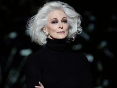 Carmen Dell'Orefice pri 93 letih &scaron;e vedno sodeluje na modnih revijah in je obraz naslovnic modnih revij. 