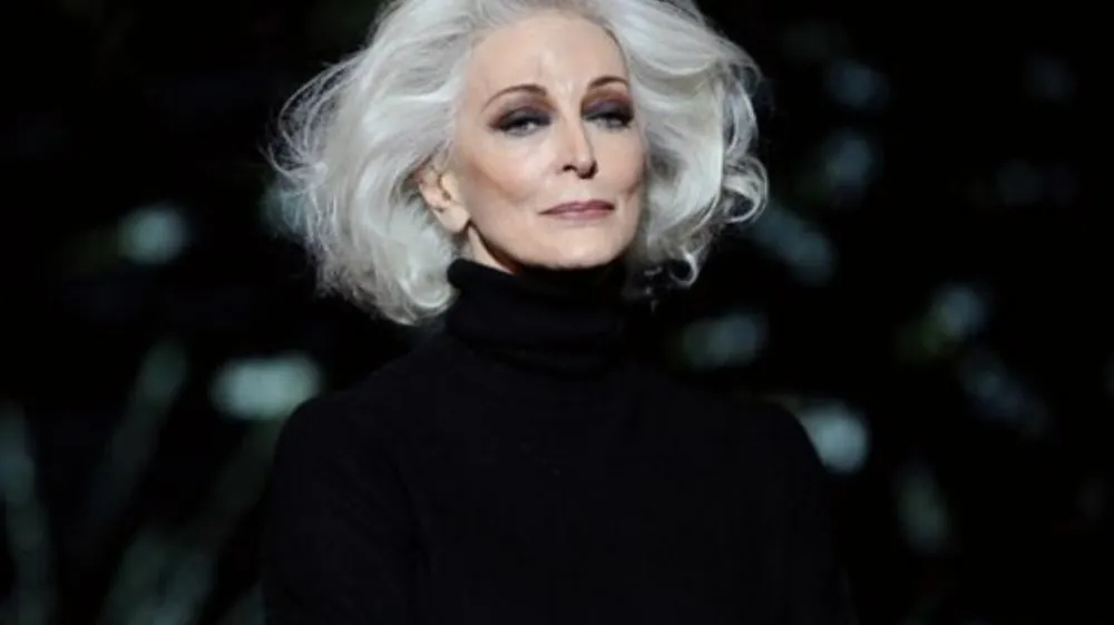 Carmen Dell'Orefice pri 93 letih &scaron;e vedno sodeluje na modnih revijah in je obraz naslovnic modnih revij. 