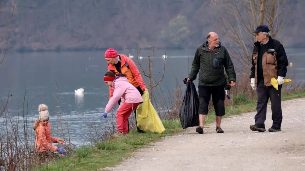 Udeleženci čistilne akcije ob Zbiljskem jezeru so med nesnago v največji meri naleteli na embalažo pijače in hrane.&nbsp;
