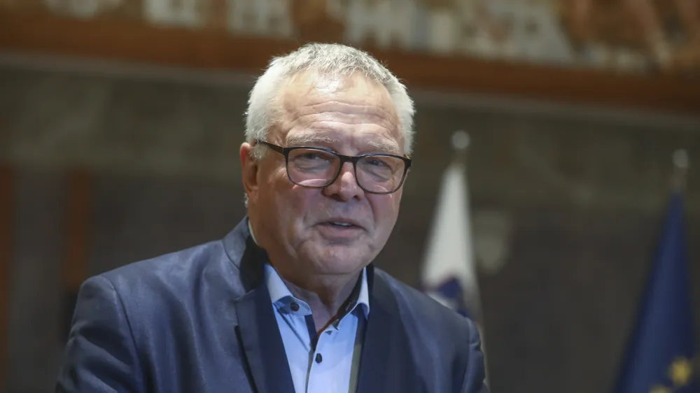 Jože Novak
minister za naravne vire in prostor

V Sloveniji imamo birokratsko zelo obremenjen postopek izdaje gradbenih dovoljenj.