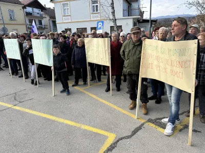 Metlika, parkirisce pred ZD Metlika.<br>Protestni shod proti zmanjsanju obsega nujne medicinske pomoci v obcini Metlika.