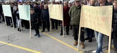 Metlika, parkirisce pred ZD Metlika.<br>Protestni shod proti zmanjsanju obsega nujne medicinske pomoci v obcini Metlika.