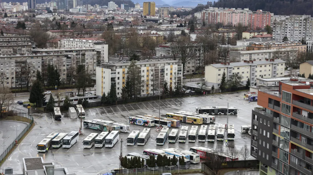 - remiza LPP - <br><br>- 18.01.2024 &ndash; Stanovanjska soseska Kvartet, Cesta Ljubljanske brigade v Ljubljani &Scaron;i&scaron;ka - kompleks &scaron;tirih 15-nadstropnih stolpnic - ogled stanovanj in zunanjih povr&scaron;in - novogradnja<br> <br>//FOTO: Jaka Gasar
