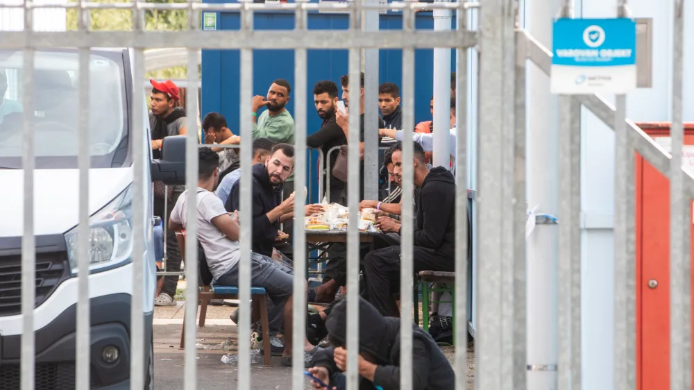 Direktorica Urada Vlade RS za oskrbo in integracijo migrantov je poudarila, da bodo bodo osebe v izpostavah nastanjene le začasno in le za kraj&scaron;i čas in samo, če bodo azilni domovi zasedeni.