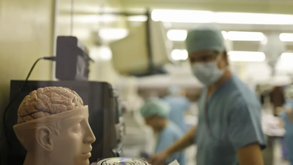 Vlada sku&scaron;a seznam skupin, ki med stavko ne smejo biti prikraj&scaron;ane, po februarskem odloku raz&scaron;iriti &scaron;e z zakonsko novelo. Fotografija je simbolična. Foto: Luka Cjuha&nbsp;