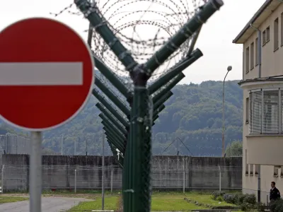 V zaporu Dob pri Mirni so lani zabeležili 80 konfliktov med zaprtimi. Udeleženih je bilo 165 oseb, 14 se jih je po&scaron;kodovalo. 