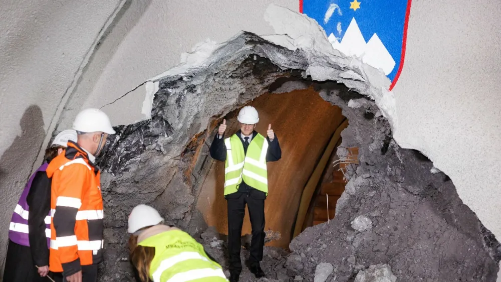 Prebitje druge cevi Karavan&scaron;kega predora s slovenske strani, marec 2024 - grb