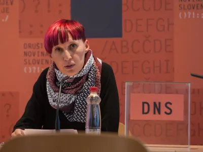 nova predsednica Dru&scaron;tva novinarjev Slovenije Petra Lesjak Tu&scaron;ek (koro&scaron;ka dopisnica Večera)  <br><br><br>- 24.09.2015 - Dru&scaron;tvo novinarjev Slovenije - problemska konferenca DNS in Sindikata novinarjev Slovenije o razmerah v medijskih hi&scaron;ah in prihodnosti novinarstva; <br><br><br>//FOTO: Maja Marko