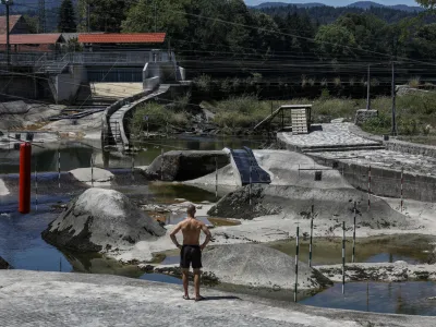 19.07.2022 - vročinski val - visoka temperatura- su&scaron;a - nizek vodostaj rek - reka Sava v TacnuFoto: Luka Cjuha