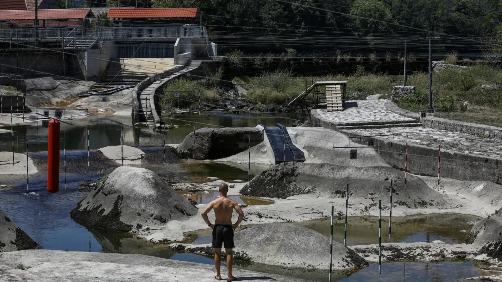19.07.2022 - vročinski val - visoka temperatura- su&scaron;a - nizek vodostaj rek - reka Sava v TacnuFoto: Luka Cjuha