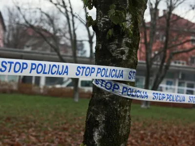 policija - policijski trak<br><br><br>- 20.12.2013 - oborožen rop banke Nove Ljubljanske banke - Poslovalnica Savsko naselje, Luize Pesjakove 9 v Ljubljani//FOTO: Luka Cjuha