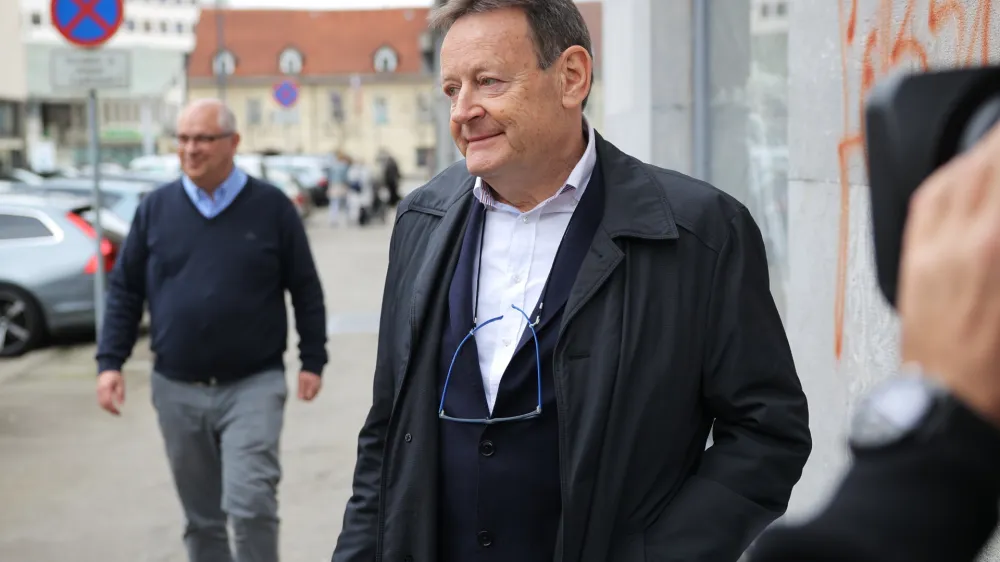 Ljubljana, ministrstvo za zdravje.<br>Sestanek vladne strani in zdravniskega sindikata Fides, na katerem so se usklajevali glede poteka mediacije.<br>Predsednik Fidesa Damjan Polh.