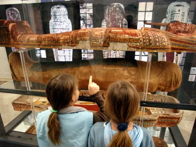 Konservirana in restavrirana egipčanska antropomorfna krsta z mumijo svečenika Isahte v Narodnem muzeju Slovenije